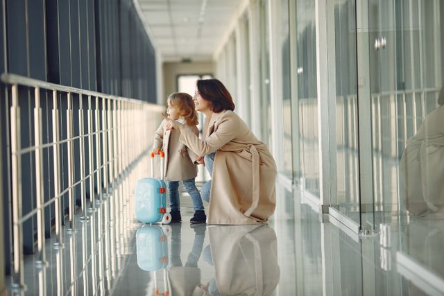 Mama i ćerka na aerodromu<p dir=ltrPriprema za prvi duži let sa detetom najvi&scaron;e zavisi od toga koliko su rutine i udobnost očuvane pre polaska. Nepoznato okruženje i sati provedeni u avionskom sedi&scaron;tu predstavljaju izazov i za odrasle, a kamoli za najmlađe putnike. Ipak, uz malo planiranja oko organizacije i udobnosti tokom leta, taj dan može proteći mnogo mirnije nego &scaron;to roditelji na početku očekuju.<h2 dir=ltr&Scaron;ta određuje miran početak puta</h2<p dir=ltrOno &scaron;to se de&scaron;ava nekoliko dana pre polaska često ima veći uticaj na tok putovanja nego sam let. Deca reaguju na promene u ritmu, pa nagli prelazak iz svakodnevne rutine u putni haos gotovo uvek dovodi do razdražljivosti. Kada dete unapred zna &scaron;ta ga očekuje, lak&scaron;e prihvata situacije koje inače deluju zbunjujuće.<p dir=ltrZamislite scenu koja se često ponavlja na aerodromu: umoran roditelj vuče kofere, dete cima za rukav i pita za&scaron;to se čeka, a red na kontroli izgleda nepregledno. Ta slika nije retkost, ali može da se izbegne ako se priprema ne ostavi za poslednji trenutak. Razgovor o putu, jezikom koji dete razume, smanjuje osećaj neizvesnosti koji inače raste tokom čekanja.<p dir=ltrIsti princip koji važi za veliku promenu, kao &scaron;to je selidba ili početak &scaron;kole, važi i za putovanje avionom. Deci nije potreban detaljan plan, već osećaj da odrasli imaju kontrolu nad situacijom. Kada roditelj deluje sabrano, dete to prepoznaje i prilagođava se brže nego &scaron;to bi se moglo pretpostaviti.<h2 dir=ltrKako organizovati ritam pre polaska</h2<p dir=ltrNekoliko dana pred put korisno je postepeno prilagoditi vreme spavanja i obroka, posebno ako let prelazi vremenske zone ili pada u neobično doba dana. Nagla promena rutine tik pred putovanje često dovodi do preteranog umora koji se, paradoksalno, ne pretvara u lak&scaron;e uspavljivanje, već u dodatnu razdražljivost. Blagi, postepeni pomak čini prelaz manje naglim.<p dir=ltrU ovu fazu pripreme spada i sama organizacija putovanja, posebno ako porodica leti u periodu praznika ili &scaron;kolskih raspusta. Kada se <a href=https://superkviz.rs/gde-pronaci-najjeftinije-avionske-kartepovoljne avionske karte</a traže dovoljno rano, roditelji obično imaju vi&scaron;e prostora da biraju vreme polaska koje se bolje uklapa u detetov ritam spavanja i obroka, umesto da se cela rutina prilagođava jedinoj dostupnoj opciji.<p dir=ltrRazgovor o samom letu takođe ima svoje mesto u pripremi. Obja&scaron;njenje da će avion praviti buku prilikom poletanja, da će u&scaron;i možda pucketati ili da će sedenje trajati duže vreme, umanjuje iznenađenje kada se te situacije stvarno dese. Deca koja znaju &scaron;ta da očekuju retko reaguju panično na te trenutke.<p dir=ltrPraktičan raspored dana putovanja može izgledati ovako:<ul<li dir=ltr<p dir=ltrRanije spavanje uveče pred put - smanjuje umor na samom putovanju.</li<li dir=ltr<p dir=ltrLagan obrok pre polaska na aerodrom - sprečava glad tokom čekanja.</li<li dir=ltr<p dir=ltrKratka &scaron;etnja ili igra pre ulaska u avion - tro&scaron;enje energije pre dugog sedenja.</li<li dir=ltr<p dir=ltrOmiljena igračka ili predmet za utehu - poznat detalj u nepoznatom okruženju.</li</ul<p dir=ltrOvakav raspored ne mora da se prati do detalja, ali daje okvir koji roditelju pomaže da se organizuje bez improvizacije u poslednjem trenutku.<h2 dir=ltrUdobnost deteta tokom dugog leta</h2<p dir=ltrKada let konačno počne, udobnost postaje glavni faktor koji određuje da li će sledeći sati proći mirno ili uz stalno vrpoljenje. Sedi&scaron;ta u avionu, iako funkcionalna, retko su prilagođena manjem telu, pa dete često nema gde da nasloni glavu kada poku&scaron;a da zaspi. Upravo tu jedan naizgled mali detalj pravi razliku.<p dir=ltr<a href=https://www.stefantekstil.rs/kategorija/spavaca-soba/jastuci/jastuk-za-vratErgonomski jastuk za vrat</a, prilagođen uzrastu i veličini deteta, pomaže da glava ostane u prirodnom položaju čak i kada san dođe iznenada. Bez odgovarajućeg oslonca, dete se često budi upola pridignuto, sa ukočenim vratom. To dodatno remeti već naru&scaron;en ritam spavanja tokom leta. Izbor materijala takođe igra ulogu - mekana i dobro obrađena tkanina smanjuje iritaciju kože nakon vi&scaron;ečasovnog no&scaron;enja.<p dir=ltrOsim jastuka, udobnost zavisi i od sloja koji dete ima na sebi. Lagana, prozračna majica ispod tanjeg džempera omogućava lako prilagođavanje temperaturi kabine, koja se često menja tokom leta. Čarape i udobna obuća, umesto stegnutih patika, dodatno doprinose da dete lak&scaron;e izdrži sedenje bez nepotrebnog nemira.<h2 dir=ltr&Scaron;ta spakovati za neplanirane trenutke</h2<p dir=ltrKoliko god planiranje bilo dobro, neplanirani trenuci su sastavni deo svakog putovanja sa detetom. Prosut sok, iznenadna glad na pola leta ili odjednom promenjeno raspoloženje mogu poremetiti i najbolje pripremljenog roditelja. Zato torba koja ide u kabinu treba da sadrži vi&scaron;e od osnovnih stvari.<p dir=ltrNekoliko stavki koje se retko pokažu kao suvi&scaron;ne:<ul<li dir=ltr<p dir=ltrFla&scaron;ica sa vodom - žvakanje i gutanje pomažu kod promene pritiska. To je posebno korisno tokom sletanja.</li<li dir=ltr<p dir=ltrSuva užina bez mrvljenja - smanjuje nered i drži energiju stabilnom.</li<li dir=ltr<p dir=ltrRezervna garderoba u kabinskom prtljagu - za slučaj prosipanja ili nezgode.</li<li dir=ltr<p dir=ltrSitne igračke ili knjiga za bojenje - jednostavne aktivnosti koje ne zahtevaju veliki prostor.</li<li dir=ltr<p dir=ltrPoznati predmet za utehu, poput pli&scaron;ane igračke - smiruje u nepoznatoj situaciji.</li</ul<p dir=ltrOvi predmeti ne moraju zauzimati mnogo mesta, ali njihovo prisustvo često re&scaron;ava situaciju pre nego &scaron;to se pretvori u veći problem. Roditelji koji putuju često znaju da mala torba sa pravim sadržajem vredi vi&scaron;e od bilo kakvog detaljnog plana.<h2 dir=ltrKako zadržati osećaj smirenosti do kraja</h2<p dir=ltrReđe se pominje i jedna važna stvar. Neki roditelji, u želji da sve bude besprekorno organizovano, unesu toliko napetosti u pripremu da dete to oseti pre nego &scaron;to uop&scaron;te stigne do aerodroma. Preterana kontrola, koliko god dobronamerna, može stvoriti vi&scaron;e nervoze nego opu&scaron;teniji pristup putovanju.<p dir=ltrKratke pauze tokom leta, poput ustajanja radi kretanja po kabini ili jednostavne igre pogledom kroz prozor, pomažu da vreme prođe lak&scaron;e nego kada se od deteta traži da satima sedi nepomično. Ako let dozvoljava, kratka &scaron;etnja do toaleta i nazad često razbije monotoniju bolje od bilo kog uređaja sa ekranom. Deca koja imaju mogućnost da povremeno pokrenu telo ostaju smirenija do kraja putovanja.<p dir=ltrNa kraju, dete najvi&scaron;e prati raspoloženje odraslih koji su pored njega. Ako <a href=https://www.decijecose.rs/blog/savet-za-roditelje-zasto-bi-dete-trebalo-da-odabere-svoj-ranac-za-skolu.htmlroditelj</a ostane priseban kada ne&scaron;to krene po drugom planu, poput ka&scaron;njenja ili nestrpljivog reda na aerodromu, dete tu reakciju usvaja kao model pona&scaron;anja. Ta ista scena sa aerodroma, koja je na početku izgledala haotično, sa pravim pristupom postaje samo jo&scaron; jedna epizoda putovanja koja prođe brže nego &scaron;to se očekivalo.